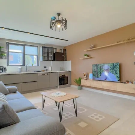 Modern 2-br Near With Pool Access E-1-75 Appartamento *